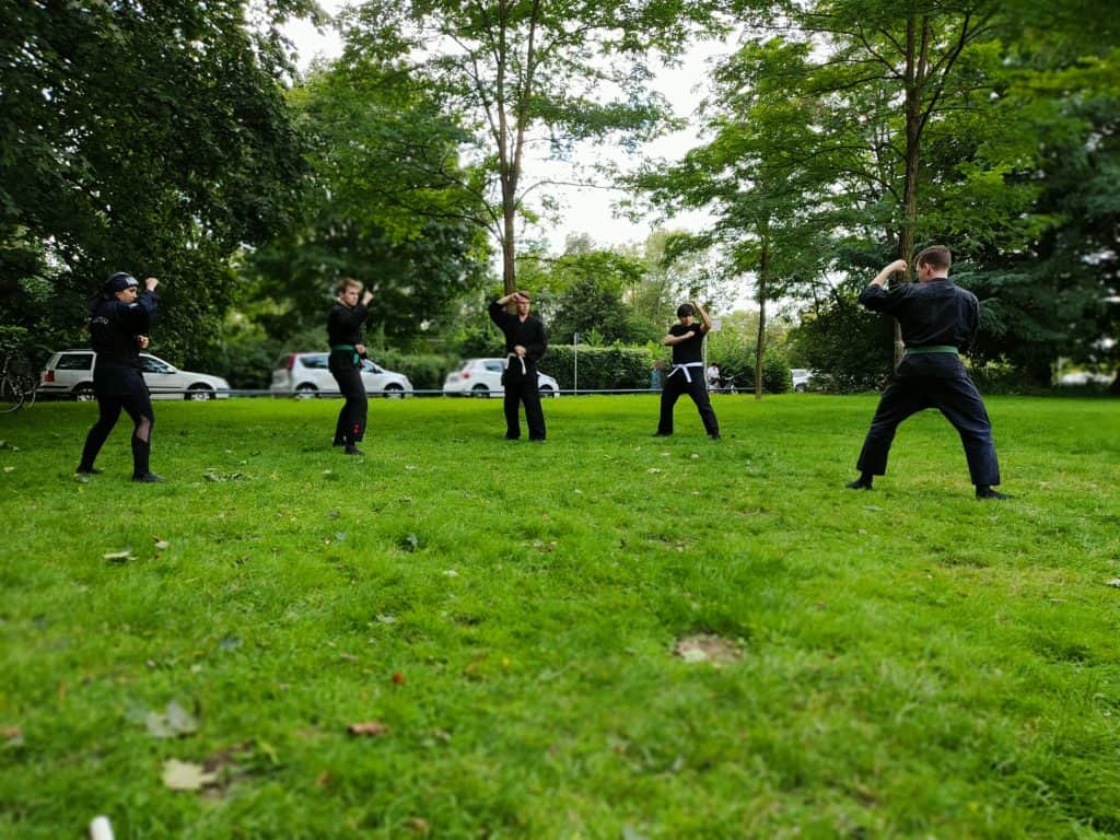 Rouven beim Outdoor-Training im Georgengarten, Kampfkunst in freier Natur